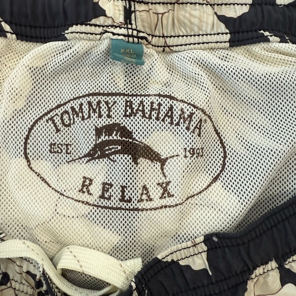 TOMMY BAHAMA Floral Black and Cream men Shorts - Picture 9 of 9